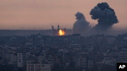 Lafimen monte apre yon atak ayeryen Israelyen nan Gaza, Lendi 9 Oktob, 2023.