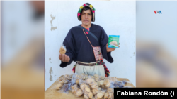 Santos Serrano, productor local muestra las galletas de janchicoco.