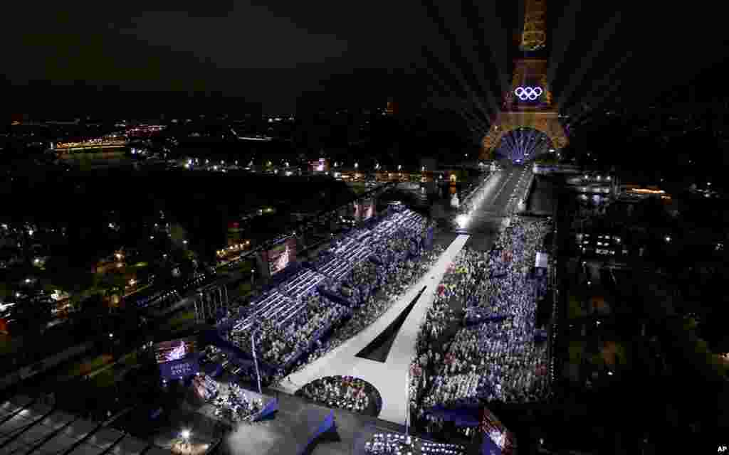 Foto yang dirilis Stasiun Siaran Olimpiade atay Olympic Broadcasting Services ini memperlihatkan Trocadero dan Menara Eiffel diterangi cincin Olimpiade saat upacara pembukaan Olimpiade Musim Panas 2024 di Paris, Jumat, 26 Juli 2024. (Olympic Broadcasting Services via AP)