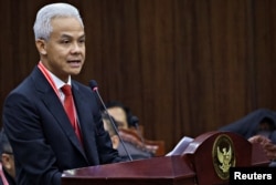 Ganjar Pranowo, calon presiden dari Partai Demokrasi Indonesia Perjuangan (PDI-P) yang berkuasa, dalam sidang gugatan hukum terhadap hasil pemilu bulan lalu, di Mahkamah Konstitusi, Jakarta, 27 Maret 2024. (REUTERS/Ajeng Dinar Ulfiana)