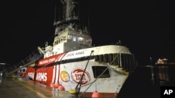 Kapal milik kelompok bantuan Open Arms terlihat merapat di dermaga saat bersiap mengangkut sekitar 200 ton beras dan tepung langsung ke Gaza, di pelabuhan Larnaca, Siprus, pada 8 Maret 2024. (Foto: Marcos Andronicou/AP Photo)