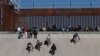 Migrantes se acercan al muro fronterizo en Ciudad Juárez, México, el 21 de diciembre de 2022, al otro lado de la frontera desde El Paso, Texas, EEUU.