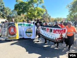 Batshengisela emigwaqweni besithi kumele bephume bephele kwele South Africa abangela maphepha okuhlala lokusebenza kulelolizwe.