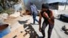 Pria Palestina menutupi wajahnya selama bentrokan dengan pasukan Israel setelah pemukim Israel menyerang desa Umm Safa dekat kota Ramallah, di Tepi Barat yang diduduki Israel, 24 Juni 2023.