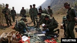 Tentara pemberontak Tentara Aliansi Demokratik Nasional Myanmar (MNDAA) memeriksa senjata dan amunisi di pangkalan militer di wilayah Kokang 10 Maret 2015. Mereka disebut telah mengeksekusi tiga personelnya pada Januari. (Foto: Reuters)
