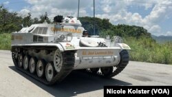 Un vehículo blindado del ejército venezolano se moviliza en las inmediaciones de la cárcel de Tocorón, intervenida este miércoles por el gobierno para desmantelar a la delincuencia organizada en esa instalación. 