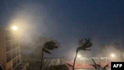 Esta captura de video de la página de Twitter de James Reynolds @EarthUncutTV muestra fuertes vientos y precipitaciones del tifón Mawar que azotó Tumon Bay, Guam, el 24 de mayo de 2023.