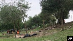 目击者称，2023 年 4 月 21 日，该地区大约两打临时帐篷在本周从德克萨斯州边境被点燃并被摧毁。