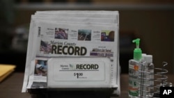 Surat kabar Marion County Record berada di kantor harian tersebut di Marion, Kansas, pada 13 Agustus 2023. (Foto: AP/John Hanna)