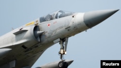 FILE - Pesawat Mirage 2000-5 Angkatan Udara Taiwan bersiap untuk melakukan pendaratan di Pangkalan Udara Hsinchu, Taiwan, 11 April 2023.
