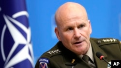 Росія досі намагається сформувати реакцію на операцію України у Курську, поки що ця реакція була повільною і розсіяною, — зазначив головнокомандувач об'єднаних сил НАТО в Європі генерал Крістофер Каволі. Фото: AP