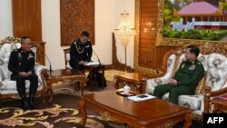 Panglima Militer Myanmar Min Aung Hlaing (kanan) bertemu dengan letnan jenderal Thailand Jakkapong Janpengpen (kiri), direktur Direktorat Operasi Gabungan Angkatan Bersenjata Kerajaan Thailand Pasukan, di Naypyidaw, 27 Desember 2023. (Handout/TIM INFORMASI MILITER MYANMAR/AFP)