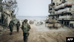 ภาพที่กองทัพอิสราเอลเผยแพร่ออกมาเมื่อวันที่ 1 ม.ค. 2567 แสดงให้เห็น กองกำลังอิสราเอลเดินหน้าปฏิบัติการในฉนวนกาซ่าเพื่อจัดการกับกลุ่มฮามาส (Photo by Israeli Army / AFP) 