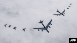미 공군 전략폭격기 B-52H 2대(가운데)와 F-16 전투기 4대(오른쪽), 한국 공군 F-35 전투기 4대(왼쪽)가 지난달 14일 한반도 상공에서 연합훈련을 했다. 한국 국방부 제공 사진.