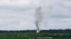 El fuego y el humo se elevan después de un bombardeo de artillería cerca de Bájmut, una ciudad del este donde se han librado feroces batallas entre las fuerzas ucranianas y rusas, en la región de Donetsk, Ucrania, el sábado 29 de abril de 2023. (Foto AP/Libkos)