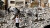 Anak-anak Palestina berjalan di tengah puing-puing bangunan yang rusak pasca serangan Israel di kamp Jenin di Tepi Barat yang diduduki Israel, 23 Mei 2024. (Foto: Reuters)