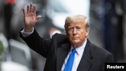 Колишній президент США Дональд Трамп, як і влада 25 штатів США, де губернаторами є республіканці, підтримали Техас в суперечці з федеральною владою щодо кордону