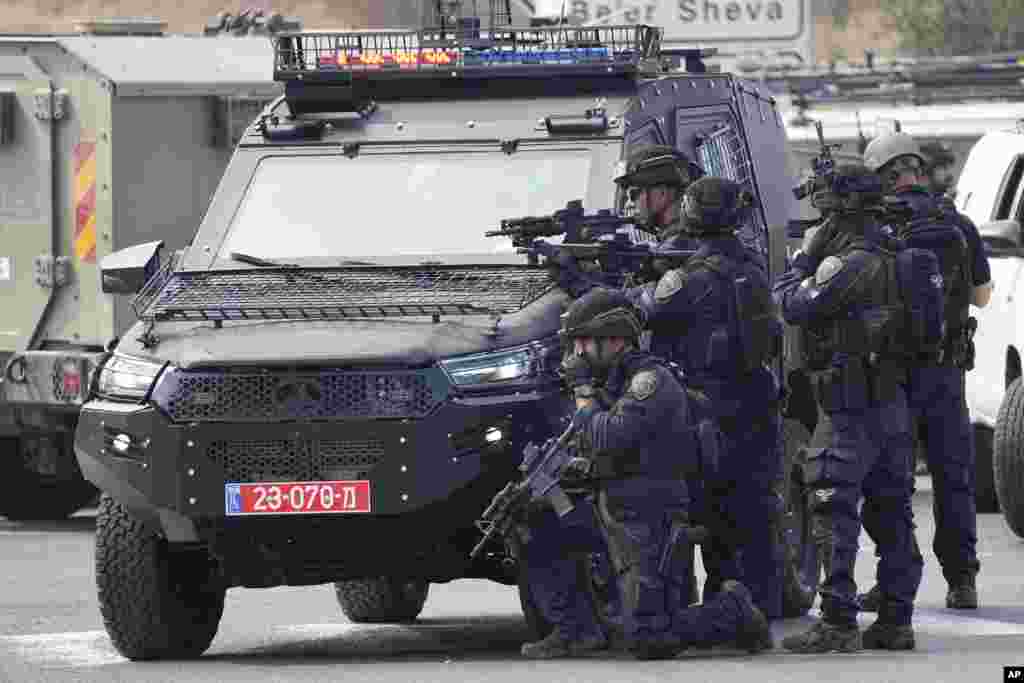 Israeli police deploy near Ashkelon, Oct.8, 2023.