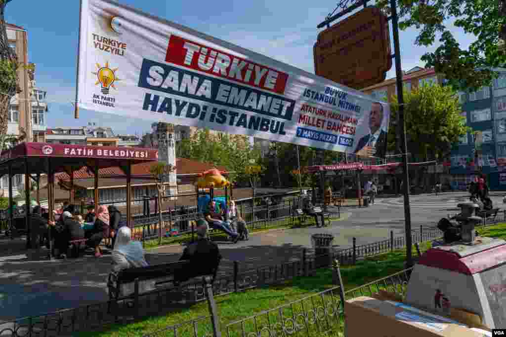 A small park in Istanbul's Fatih neighborhood, a residential area popular with Syrian refugees. Turkey hosts more than 3.5 million Syrian refugees. May 8, 2023. (Yan Boechat/VOA)