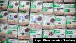 Aparat penegak hukum di Thailand crystal menyita methamphetamine atau sabu-sabu yang dikemas di dalam bungkusan teh di Bangkok, Thailand, 24 Januari 2023. (Foto: REUTERS/Napat Wesshasartar)