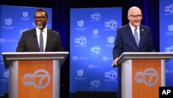 Los candidatos a alcalde de Chicago Brandon Johnson, izquierda, y Paul Vallas esperan el inicio de un debate en los estudios ABC7 en el centro de Chicago, el jueves 16 de marzo de 2023. (Chris Sweda/Chicago Tribune vía AP, Pool)