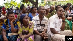 Waombolezaji waliokusanyika kwa ajili ya mazishi ya baadhi wa wanafunzi hao huko Mpondwe Juni 18, 2023. Picha na Stuart Tibaweswa/AFP. 