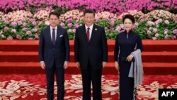 中國領導人習近平及夫人彭麗媛在人大會堂會晤在北京參加一代一路論壇的時任意大利總理朱塞佩·孔特。（2019年4月26日）