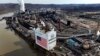 FILE - Pabrik Clairton Steel Mon Valley Works Amerika Serikat di Clairton, Pa., 26 Februari 2024. Presiden Biden dan Donald Trump, secara mengejutkan menerapkan pendekatan yang serupa dalam hal kebijakan perdagangan. (AP/Gene J. Puskar)