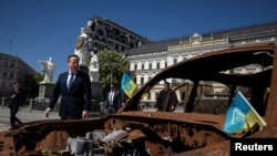 2024年5月2日，在俄羅斯襲擊烏克蘭期間，英國外交大臣卡梅倫在烏克蘭基輔聖邁克爾廣場走過被摧毀的俄羅斯軍車。 （路透社照片）