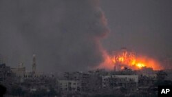 Lafimen ak dife monte apre yon atak kayeryen Izraelyen kont Bann Gaza a, 14 Oktob, 2023.