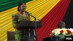 Okhokhela inhlanganiso yabesifazana wethule umbiko oqakathekileyo emhlanganweni wabesifazana eHarare. (VOA)