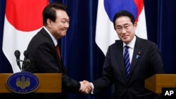 기시다 후미오(오른쪽) 일본 총리와 윤석열 한국 대통령이 지난 3월 도쿄에서 공동회견하며 악수하고 있다. (자료사진)
