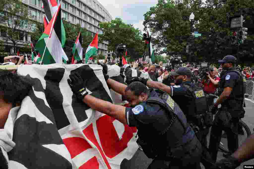 U.S. Capitol Police officers clash with pro-Palestinian demonstrators, on the day Israeli Prime Minister Benjamin Netanyahu addresses a joint meeting of Congress, on Capitol Hill, in Washington, July 24, 2024.