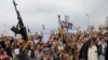 Sejumlah demonstran, yang kebanyakan dari mereka adalah pendukung Houthi, menggelar aksi mendukung warga Palestina di Sanaa, Yaman, pada 26 April 2024. (Foto: Reuters)