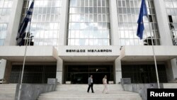 ARCHIVO - Vista frontal de la Corte Suprema de Grecia en Atenas, en septiembre de 2012. La asamblea de la corte votó el martes nueve a uno para descalificar a Ilias Kasidiaris y su partido, llamado Los Griegos, de las elecciones del 21 de mayo.