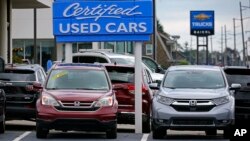 ARCHIVO - Los autos usados se exhiben en un lote en Wexford, Pensilvania, el jueves 29 de septiembre de 2022. El Departamento de Comercio publica su estimación revisada de cómo le fue a la economía de EE. UU. en el cuarto trimestre el jueves 23 de febrero de 2023. 