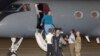Estadounidenses liberados por Venezuela en intercambio de prisioneros llegan a base de Texas