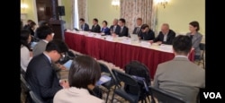 지난 4월 미국을 방문한 ‘북한에 의한 일본인 납치 피해자 가족회(가족회)’ 대표들과 ‘북한에 납치된 일본인을 조기 구출하기 위해 행동하는 의원연맹(납치의련)’ 소속 의원들의 기자회견 당시 모습.