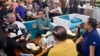 Presiden Joko Widodo memboyong beberapa menteri dan anggota Paspampres ke Durian Si Bolang, Medan hari Selasa malam (16/5). 