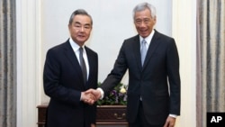 2023年8月11日中國外長王毅(左)與新加坡總理李顯龍握手