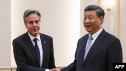 Menteri Luar Negeri AS Antony Blinken (kiri) berjabat tangan dengan Presiden China Xi Jinping di Aula Besar Rakyat di Beijing pada 19 Juni 2023. (Foto: AFP)
