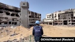 Jonathan Whittall, zyrtar i OCHA-s qëndron pranë spitalit Shifa në Gazë; 5 prill 2024