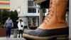 Compradores pasan frente a una gran bota L.L. Bean que se exhibe fuera de una tienda L.L. Bean en Pittsburgh, Pensilvania, el lunes 30 de enero de 2023. (Foto AP/Gene J. Puskar)