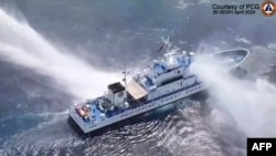 Kapal Garda Pantai Filipina BRP Bagacay diserang meriam air oleh kapal Garda Pantai China di perairan dekat Scarborough. (Philippine Coast Guard/AFP)