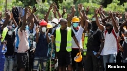 Ezechiel Alexandre, tersangka pemimpin geng Baz Pilat, berkumpul dengan warga di lingkungan Carrefour Feuilles, yang sepi akibat kekerasan geng, di Port-au-Prince, Haiti, 19 Maret 2024. (Foto: REUTERS/Ralph Tedy)