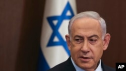 Perdana Menteri Israel Benjamin Netanyahu menghadiri rapat kabinet mingguan di Yerusalem, pada 10 Desember 2023. (Foto: Ronen Zvulun/Pool Photo via AP)