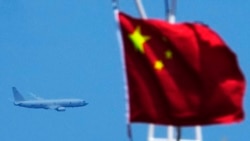 在美國海軍一艘軍機在天上盤旋監控下，兩艘菲律賓供應船在一次危險的對峙中突破了中國海警船在托馬斯第二淺灘附近的封鎖。 （美聯社2023年8月22日）