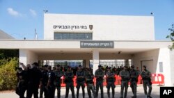Lapolis Izrayelyen veye yon manifestasyon patizan zel dwat yo devan yon tribinal kap tande dosye 9 solda Izrayelyen ke yo akize de abi seksyel yon Palestinyen, 30 Jiye, 2024.