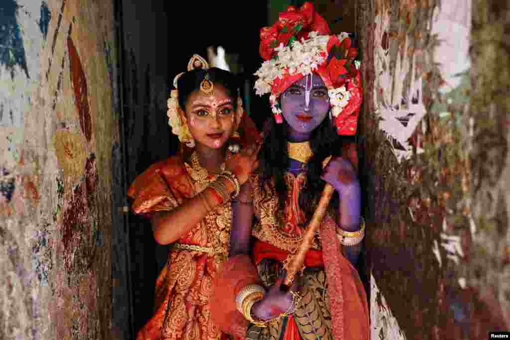 6 Eylül 2023 - Bangladeş'te Hinduların kutladığı Janmashtami Festivali'ne katılan kız çocukları.