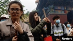 一些年輕人到北京一間寺廟祈福。（路透社2023年4月22日）